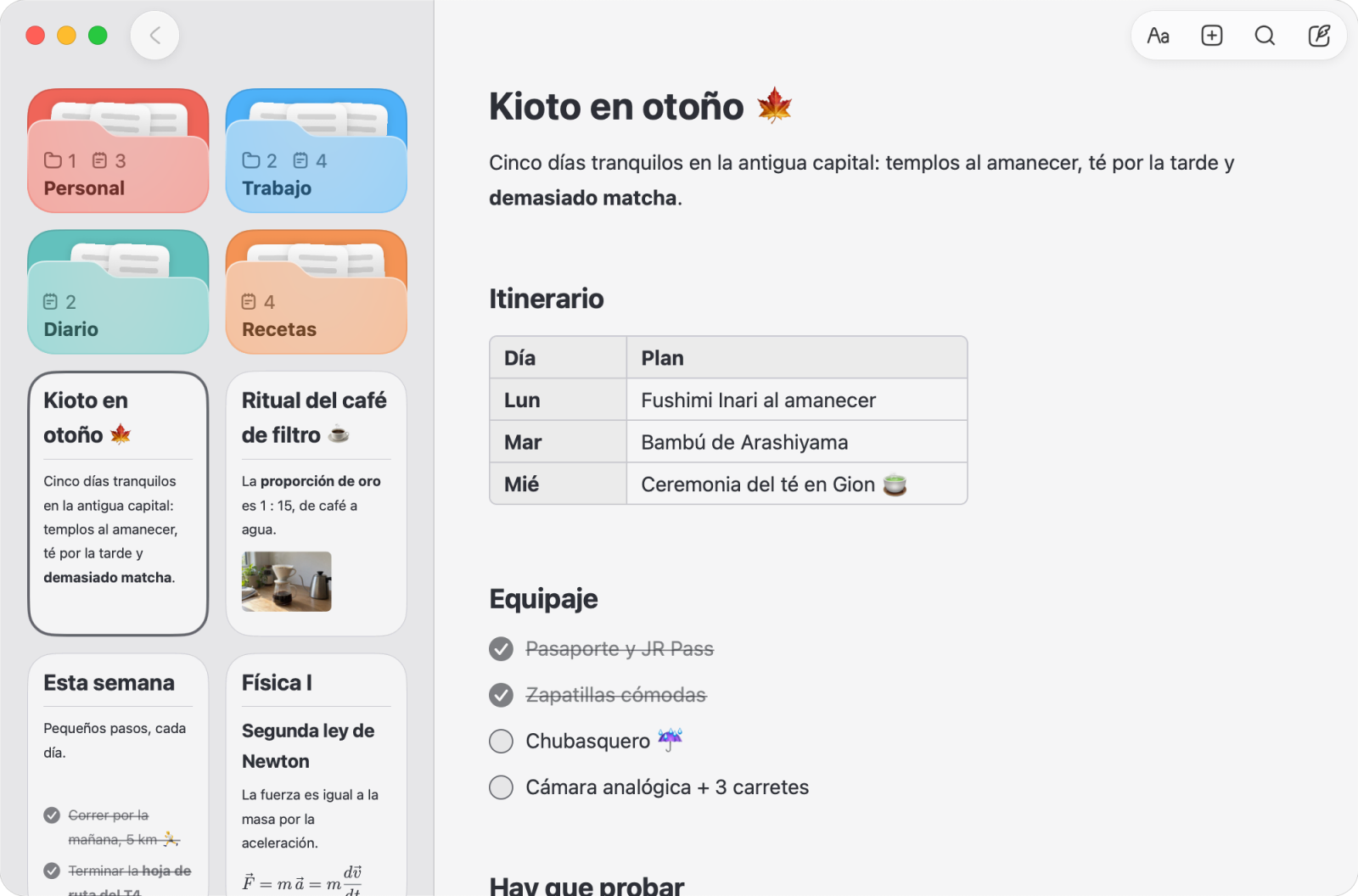 Noto en Mac, con carpetas y notas junto a un plan de viaje con una tabla y una lista de comprobación para la maleta