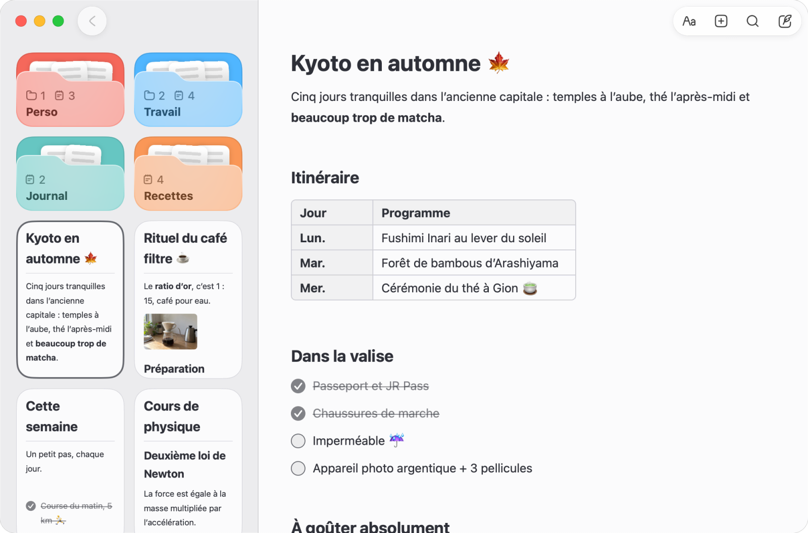 Noto sur Mac, avec les dossiers et les notes à côté d’un programme de voyage contenant un tableau et une liste de contrôle pour la valise